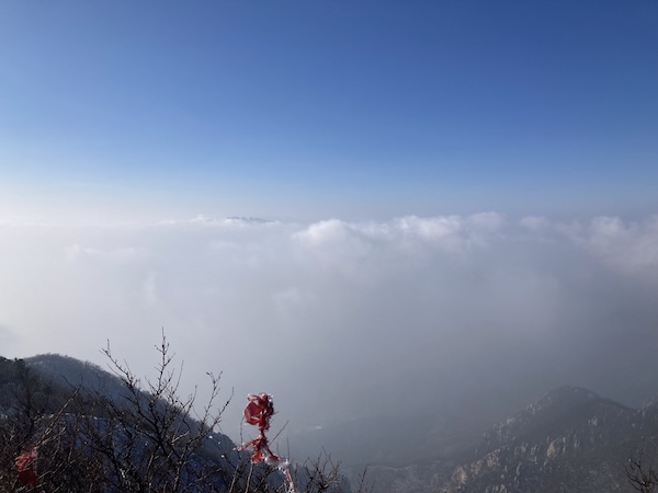 云雾中的少室山尖